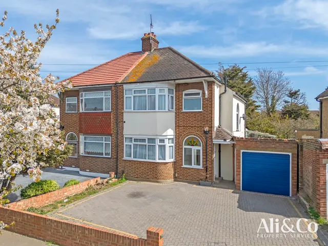 Fairway, Grays, Essex, RM16 2AD, photo 1