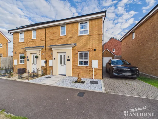 Wallis Drive, Leighton Buzzard, LU7 3GD, photo 1