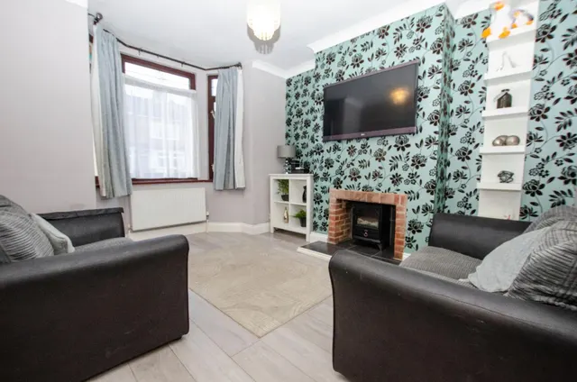 Photo 3 — Manor Road North, Southampton, SO19 2DU