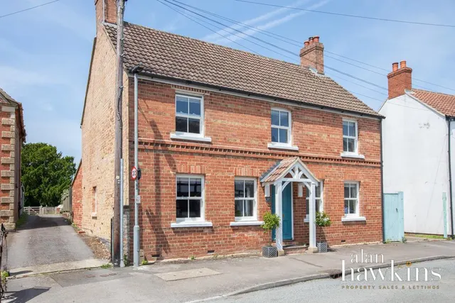 Bradenstoke, SN15, photo 1
