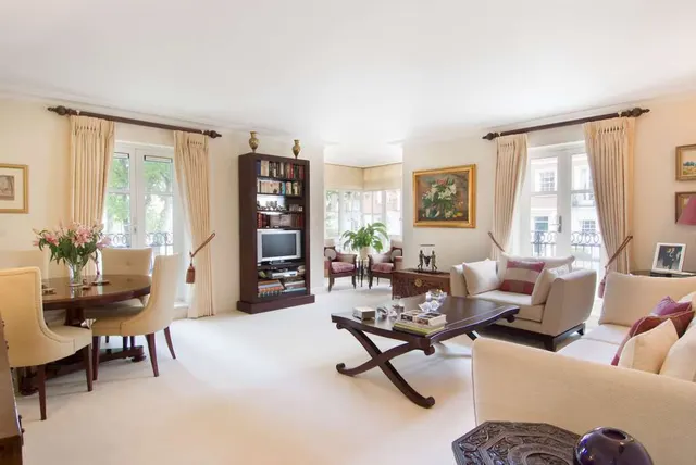 2 bedroom flat, Oak Lodge, Kensington Green, W8