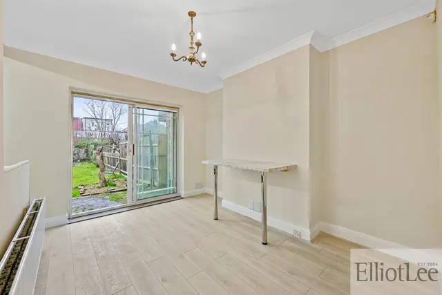 Photo 3 — Warden Avenue, Harrow, HA2
