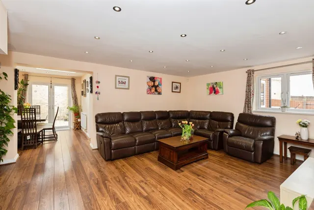 Photo 3 — Parklands Close, Ilford, IG2