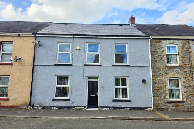 Betws Road, Betws, photo 1