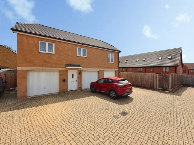 Sherbourne Fields, RG24, photo 1