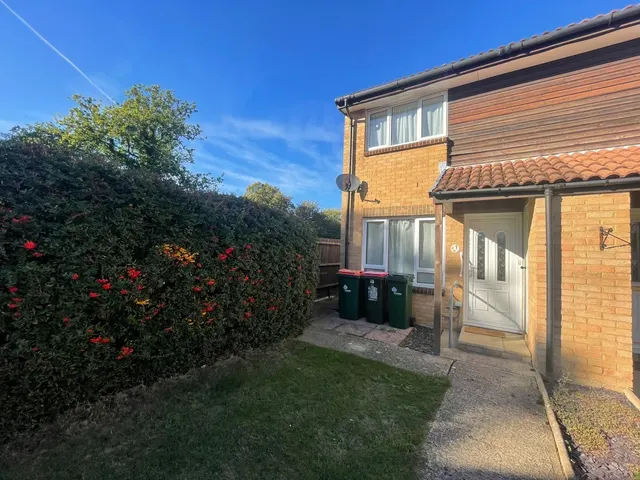 Pound Hill, RH10, photo 1