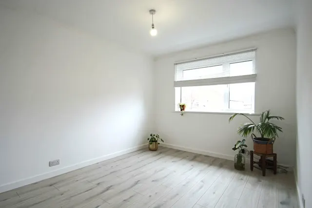 Photo 3 — Stonefield Close, Bexleyheath