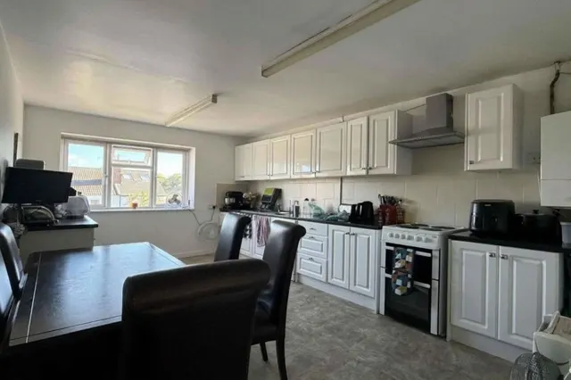Kingston Road, Leatherhead, KT22, photo 3
