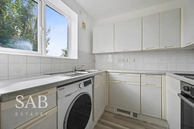 Hadfield Close, Southall, UB1, photo 3