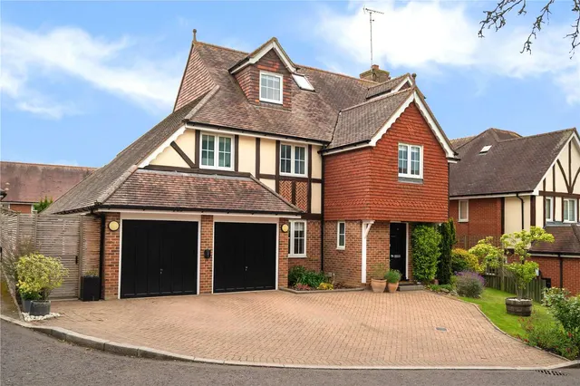Kings Place, Loughton, Essex, IG10 4PW, photo 1