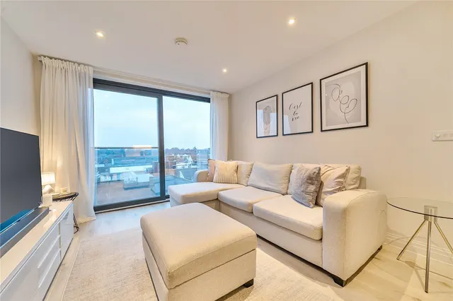 Pembroke Broadway, Camberley, GU15, photo 1