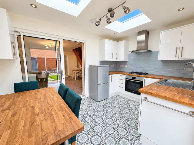 Simons Close, Sale, M33, photo 3