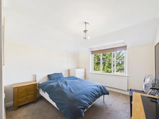 Chantry Close, Sunbury-on-Thames, TW16, photo 2