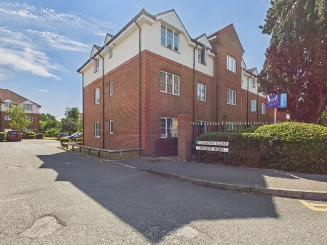 Chantry Close, Sunbury-on-Thames, TW16, photo 1
