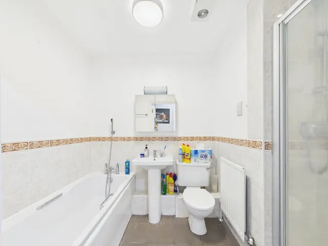 Chantry Close, Sunbury-on-Thames, TW16, photo 3
