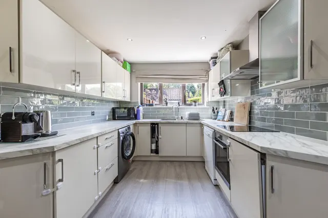 Beautifully Presented Three-Bedroom H, photo 2
