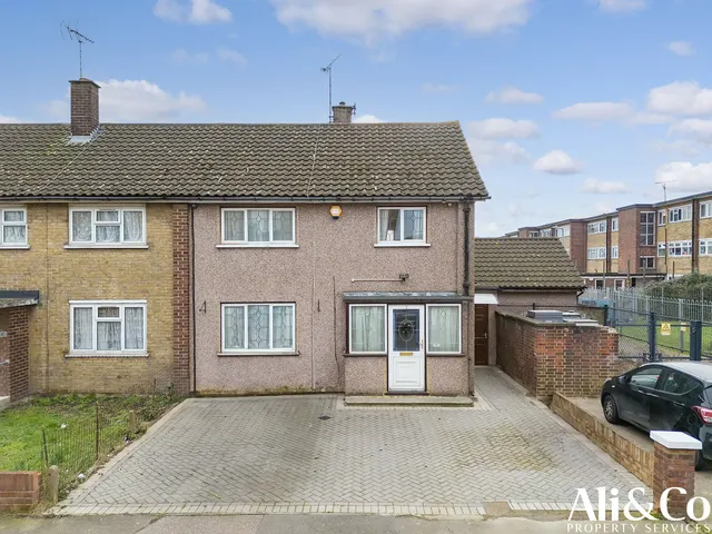 Sydney Road, Tilbury, Essex, RM18 7PB, photo 1