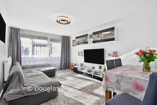 Hitchin Close, Romford, RM3, photo 2