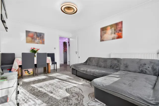 Hitchin Close, Romford, RM3, photo 3