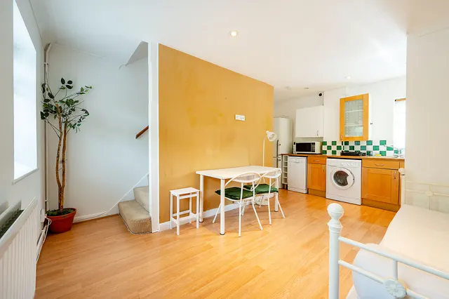 2 Partridge Road, Hampton, photo 1