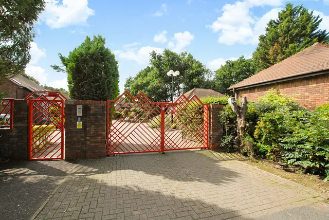 Photo 3 — Robinwood Grove, Hillingdon, UB8