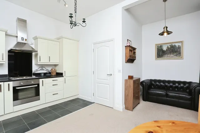 Honley Road, London, SE6, photo 3
