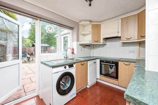 Oak Farm Close, Blackwater, GU17, photo 3