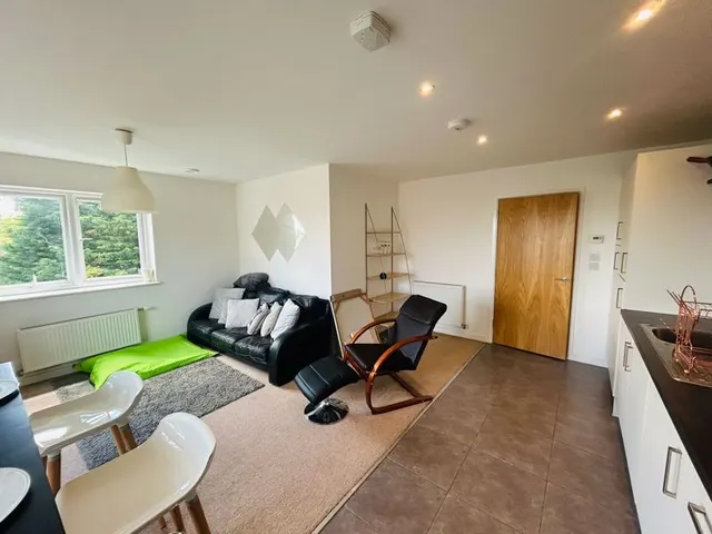 Photo 3 — Mayfield Road Hersham, Walton-On-Thames KT12 5AD