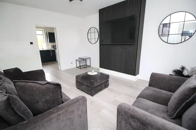 Photo 2 — Carntyne Road, Glasgow, G32 6NF