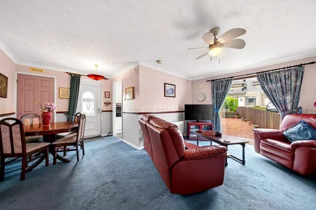 Photo 3 — Livingstone Quadrant, Shotts