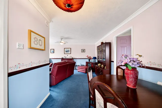 Photo 2 — Livingstone Quadrant, Shotts