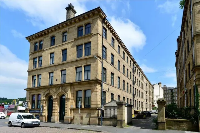 2 bedroom flat, Mill Street, Bradford, BD1