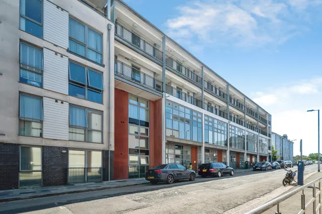 2 bedroom flat — George Place, Plymouth