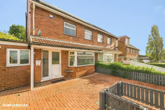 School Grove, Dewsbury, WF13, photo 1