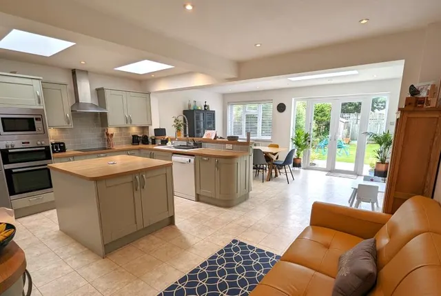 Hollies Avenue, West Byfleet, KT14, photo 2