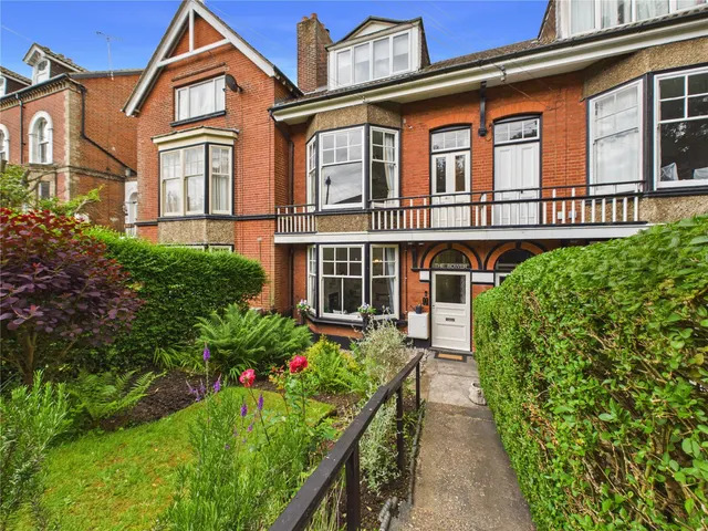 Cliff Road, Dovercourt, CO12, photo 1