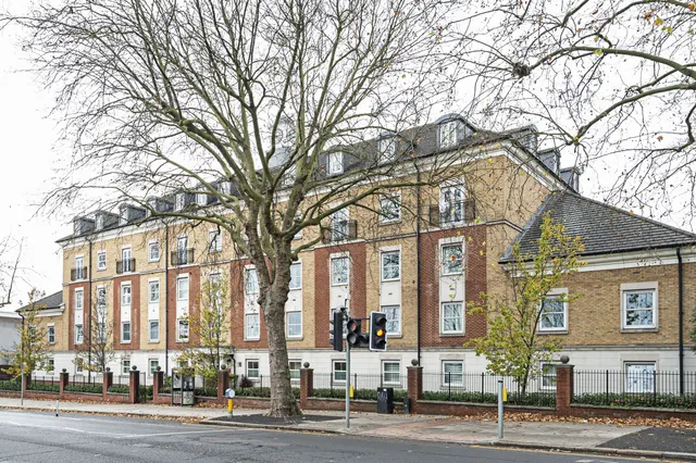 London, N12, photo 1