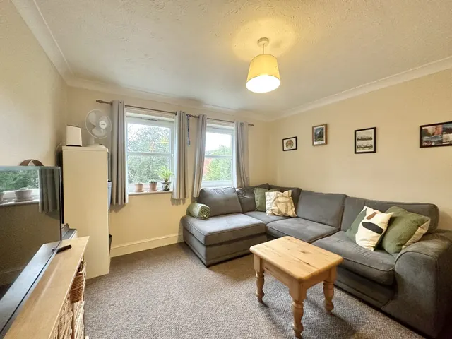 Photo 3 — Flat 12, Underwood House, Bedford, 4 Rothsay Gardens, MK40 3QB