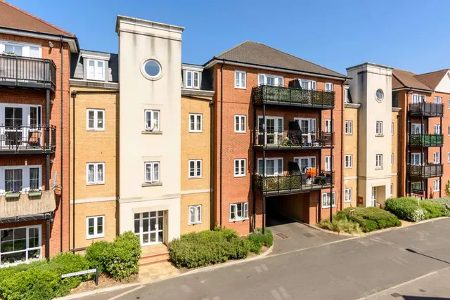 Alderson Grove Hersham, Walton-On-Thames KT12 5EG, photo 1