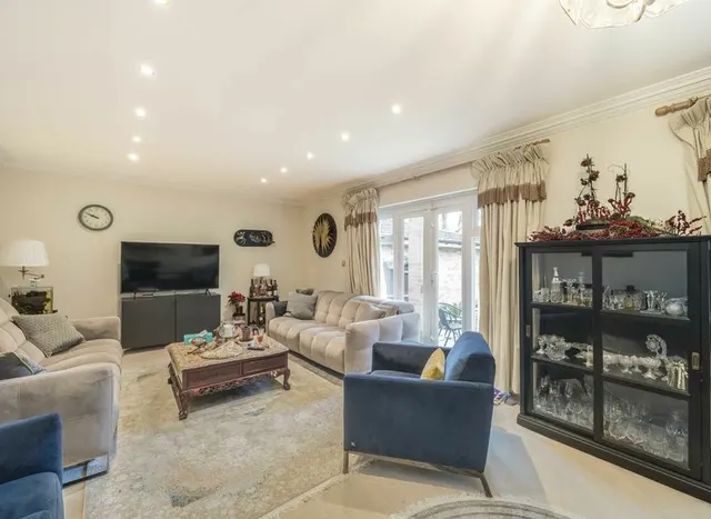 Photo 3 — Hanbury Close, Hendon, NW4