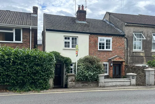 Farnborough Road, Farnham, Surrey, GU9 9BD, photo 1