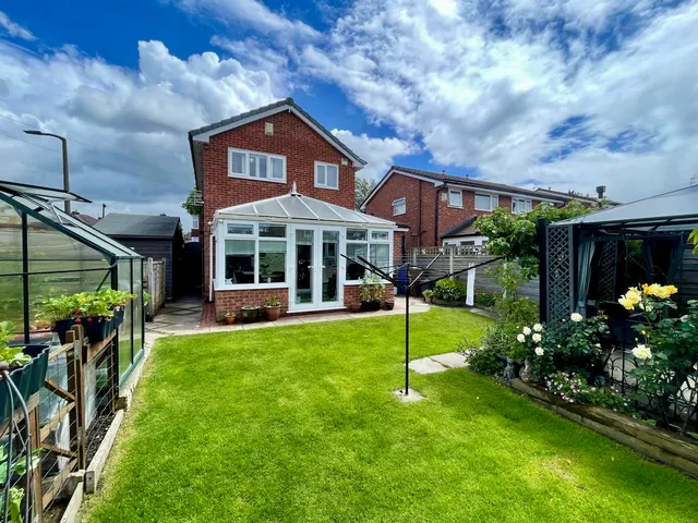 Hayfield Avenue, Bredbury, SK6, photo 2