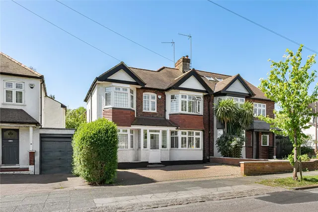 Gresham Avenue, London, N20, photo 1