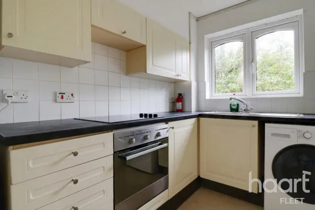 Minley Grove, GU51, photo 1