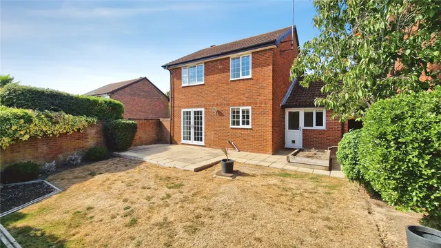 Photo 2 — Wiggett Grove, Binfield, Bracknell, Berkshire, RG42 4DY