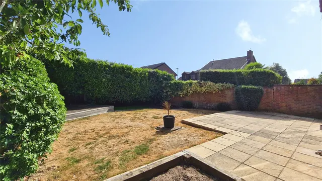 Photo 3 — Wiggett Grove, Binfield, Bracknell, Berkshire, RG42 4DY