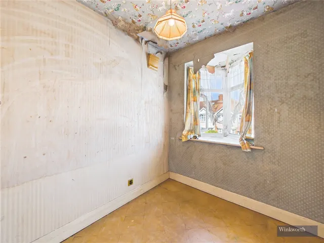 3 bedroom house — Weald Lane, Harrow, HA3