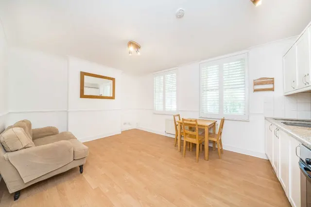 Magdalen Road, SW18, photo 1