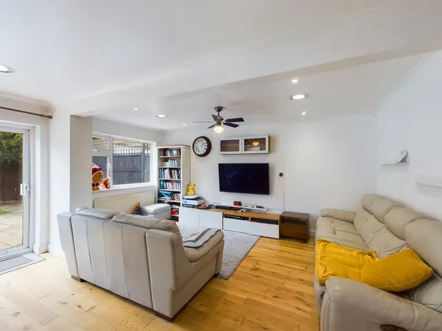 Green Lane, Chertsey, KT16, photo 2