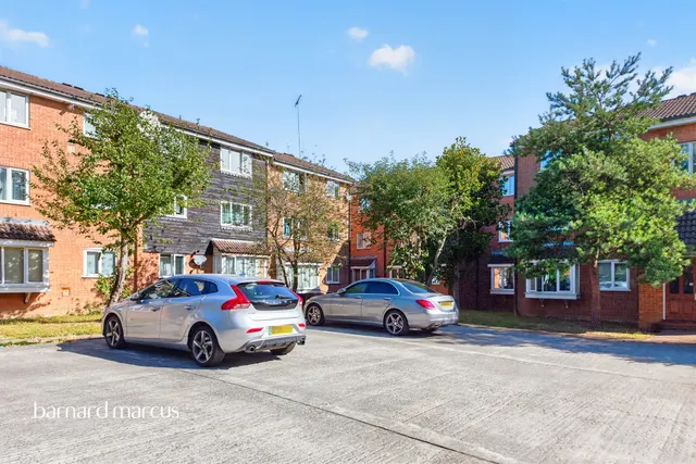 Silver Birch Close, London, photo 1